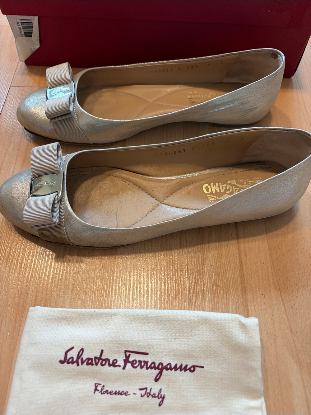 Salvatore Ferragamo Metallic Silver Leather Vara Bow Flats - Picture 4 of 8